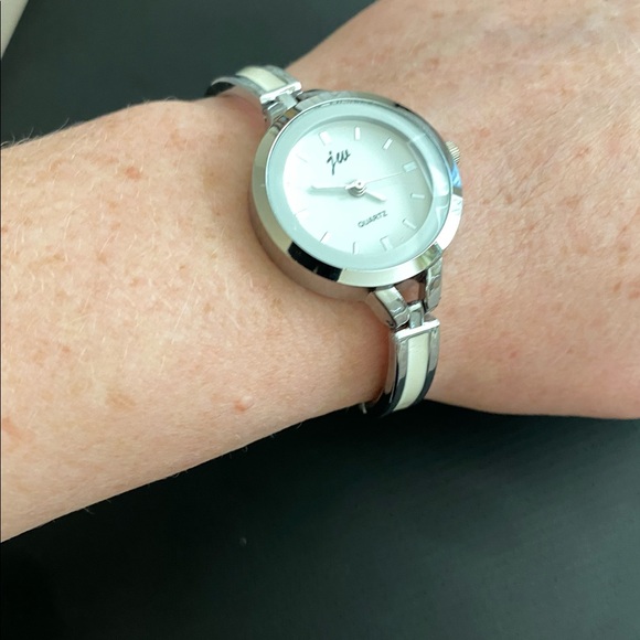 Quartz Crystal Woman’s watch subtle ivory and silver colors,no battery included - Picture 2 of 5